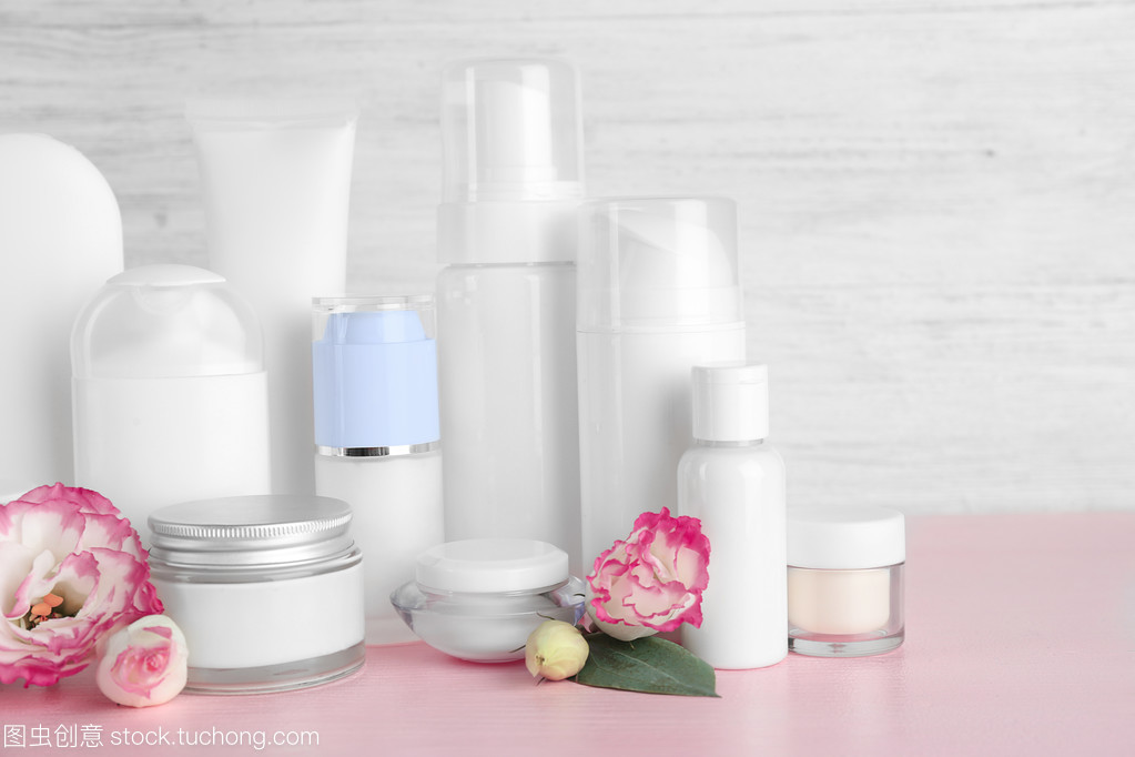 瓶中花影 化妆品瓶与灰色墙面上的艺术对话